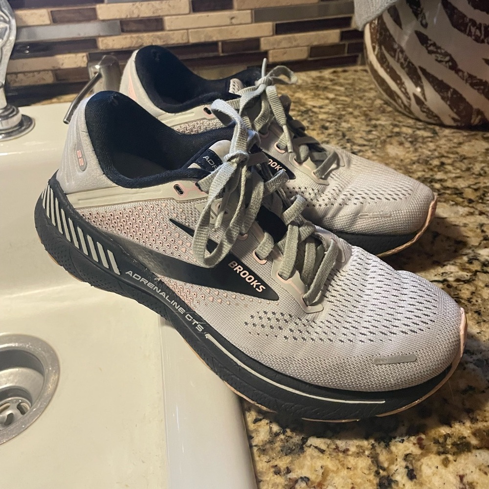 Women’s Brook’s Adrenaline GTS Tennis Shoes
